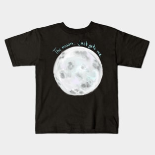 The moon just gets me Kids T-Shirt